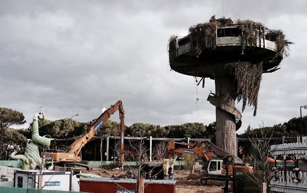 retrochenta's tweet photo. Hoy hace 10 años que empezó a derribarse el icónico árbol-cafetería del Parque de Atracciones de Madrid. A los que crecimos aquí, nos arrancaban un trozo de nuestra infancia. https://t.co/7KrHBR04ph