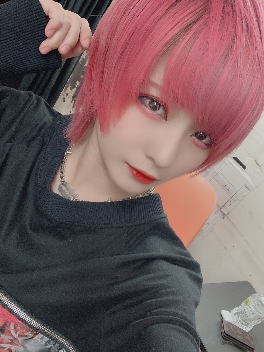 てのひらえる Tenohira El على تويتر ローラさんのyoutube見て女子力向上心増し増しになっている みんなに会ったときに今日もイケてるねって言われたいからねん それに自分のこともっと好きになりたいから 笑 外面も自分磨き頑張るのだ 昨日