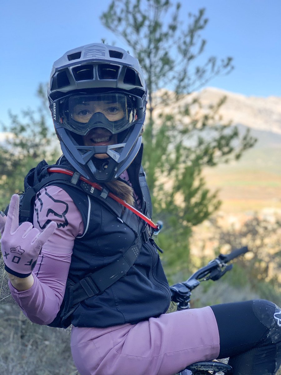 LauraCeldranS's tweet photo. Weekend ๐ค๐ป Mood
One more day and ready to enjoy the weekend
___
HUELE A FIN DE ๐ค๐ป SEMANA
Vamos, un dรญa mas y a disfrutar del findeeeee
___
#FoxProFrame #MadeForThisMoment #ridefox #foxmtb #foxracingeurope https://t.co/yUAf7vYgUi