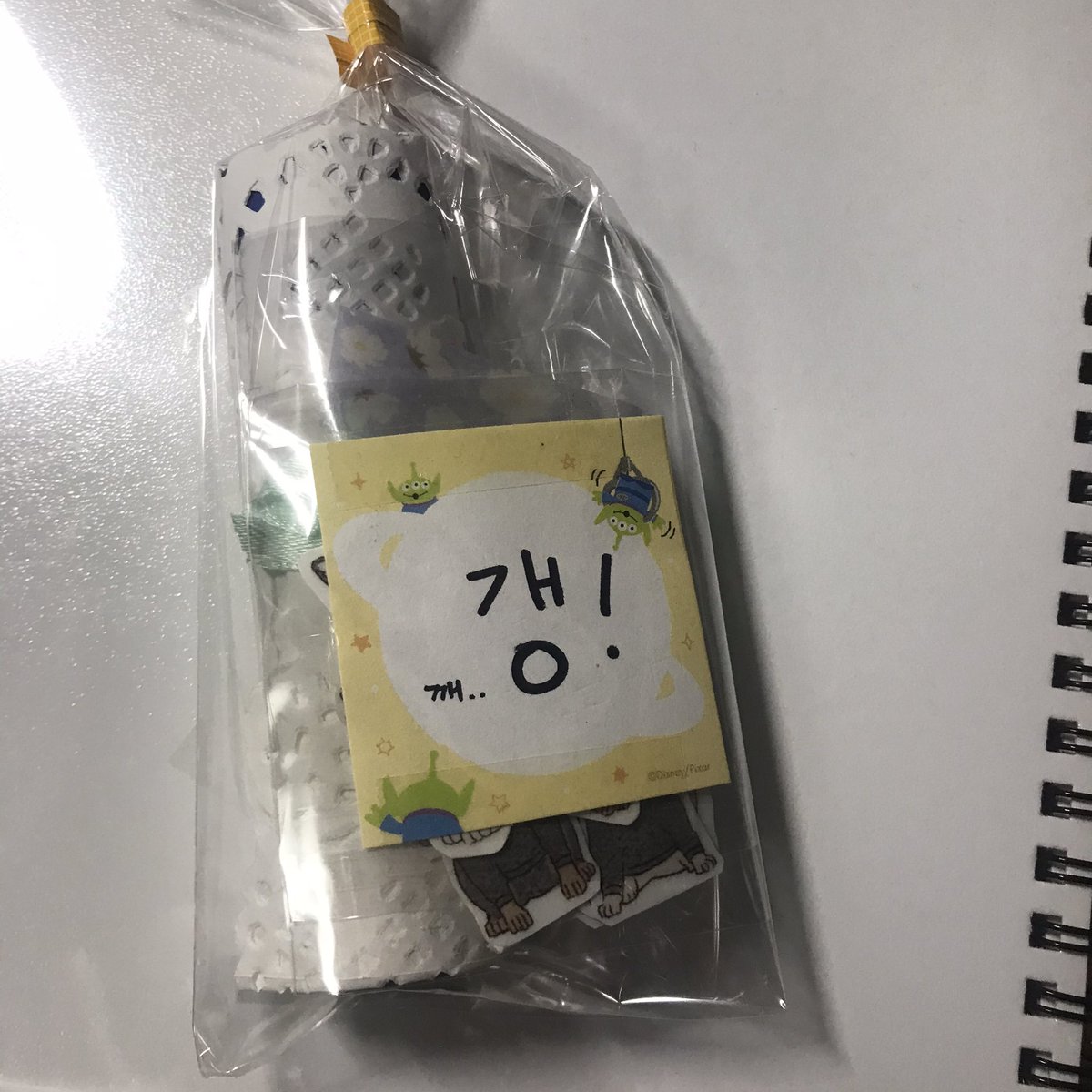say_Ambition's tweet photo. <후기>
진짜 개봉하자마자 느낀 첫소감은 ㅜ🌟너무 귀엽다+이 분 가위질 장인🌟직접 자르셨다구 하셨는데 너무 깔끔했어용‼️시스테커도 몇 장 더 넣어주시고 창모 슬로건까지ㅠ̑̈갬동의 눈물 괄괄 했자나요😂꼼꼼하고 예쁜 포장두 너무 감사하고 다음 전차스도 설레는 마음으로 기다리겠습니당💓 https://t.co/AU8ggPY92p