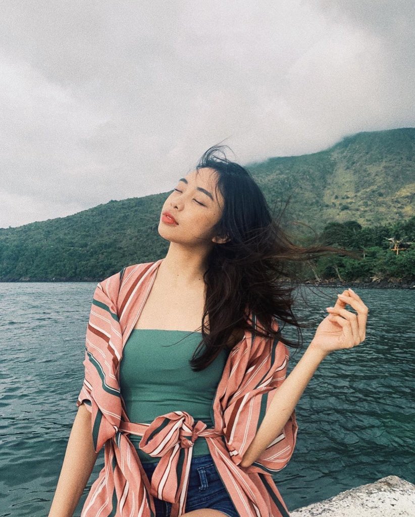 justcallmeUbe's tweet photo. Ang perfect lang ni May, noh? Beauty, brain, talent, wisdom, faith, loving family, thoughtful friends and loyal boyfriend. 

Tama nga si Edward, si Maymay ang SANA sa lahat ng SANA ALL 😍

MYXFriDateWith VJEdward

@Barber_Edward_ @maymayentrata07 https://t.co/K3E6nzVfDd