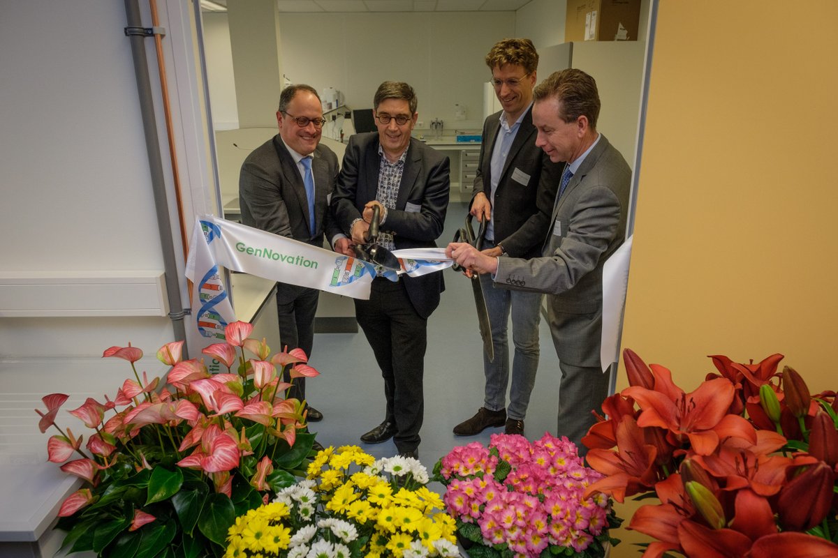 Met een symbolische knip in het DNA heeft GenNovation gisteren zijn nieuwe laboratorium geopend. Samen met de  partnerbedrijven <a href="/Dekker_Chrysant/">Dekker Chrysanten BV</a>,<a href="/_Florensis/">Florensis</a> en <a href="/VletterDenHaan/">Vletter & Den Haan</a> zetten we deze stap en zijn blij met de ontwikkeling in nieuwe veredelings-technologieën. #GenNovation