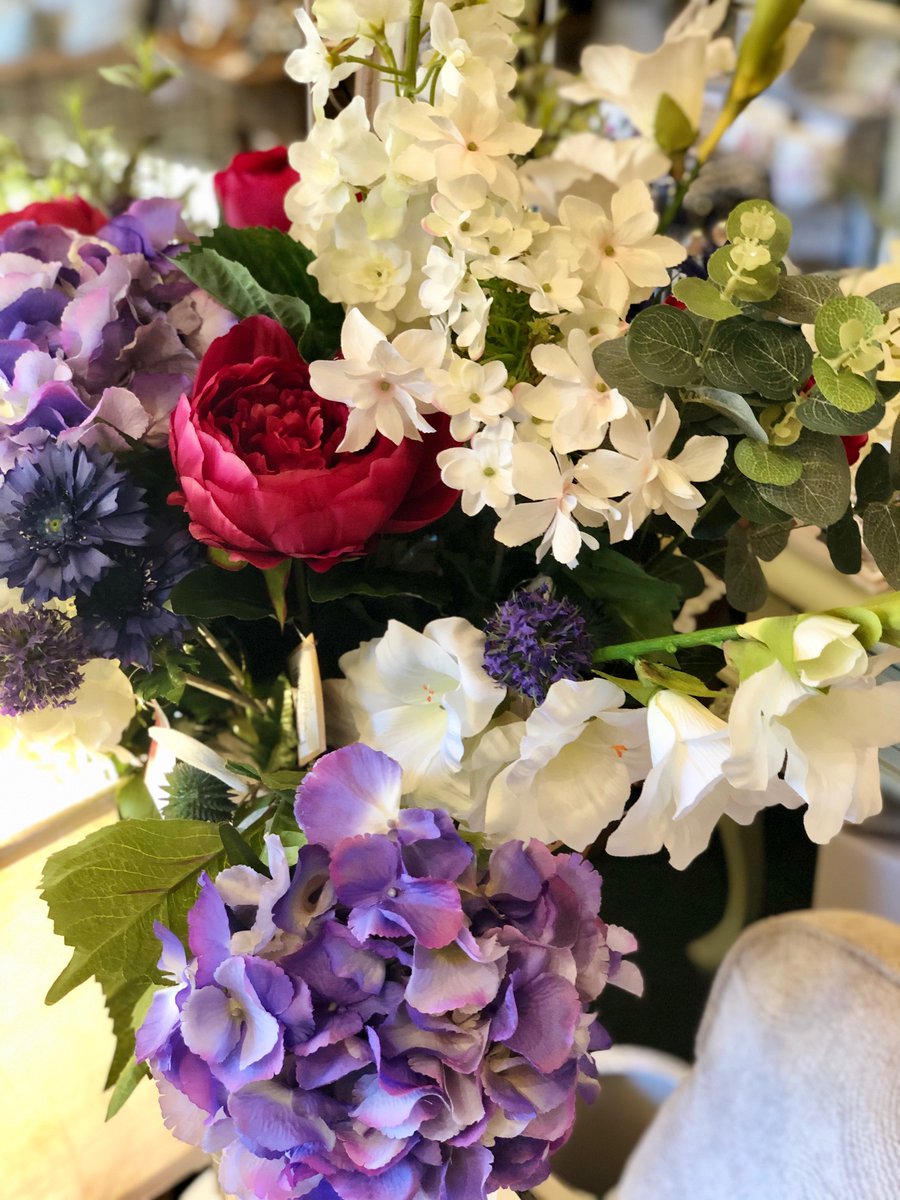 A lovely sunny morning at <a href="/MilkhopeNE/">Milkhope</a> ☀️

...we've got bright and cheery stock to match! 😀 💐 🐣

#FridayFeeling #Newcastle #Northumberland #sun #homedecor #gifts