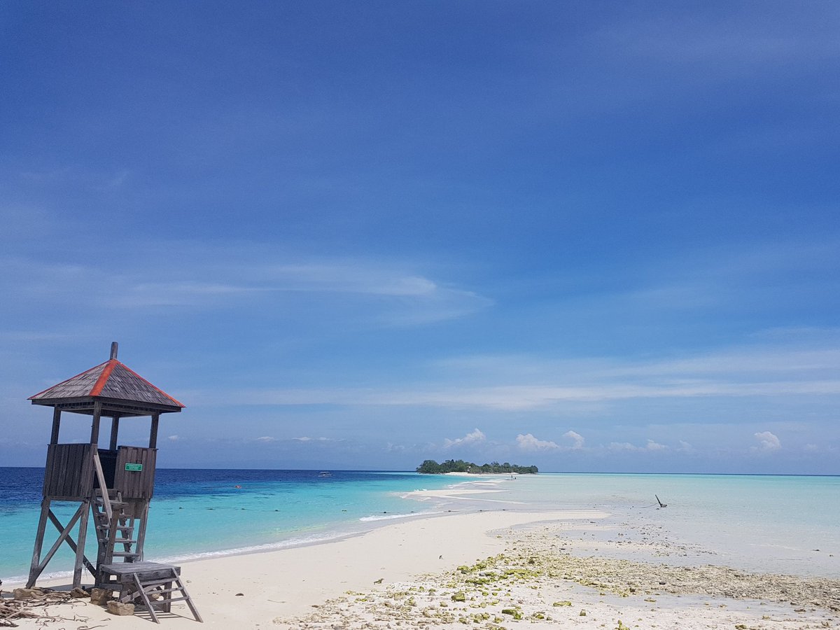 LutfiAfiq's tweet photo. Greetings from #Mataking the most offshore island in the Semporna archipelago. This will be our last sampling location in #Sabah. We save the best for last! Finally more than 20m vis diving!
@NUSReef #RELinSabah2020 https://t.co/sQGo6T08F0