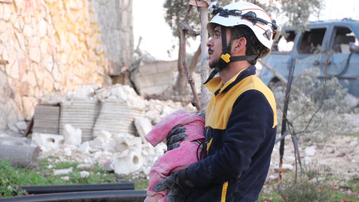 doamuslims's tweet photo. 16 civilians including 5 women and 2 children were killed yesterday after #Russia|n warplanes bombed a shelter housing displaced #refugees in Maarat al-Misreen, #Idlib.
#Syria #PrayForIdlib #Syrians #IdlibUnderFire https://t.co/uokDZb0MFO