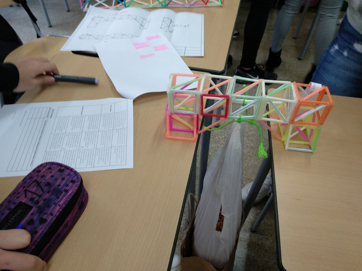 manyanetblanes's tweet image. Els alumnes de #Tecno de #3ESO ja han comprovat amb les proves d’esforç els kg que aguanten els ponts que han dissenyat i construït! #Estructures🌉🛠️📐 #JoSocManyanet #SomFamília