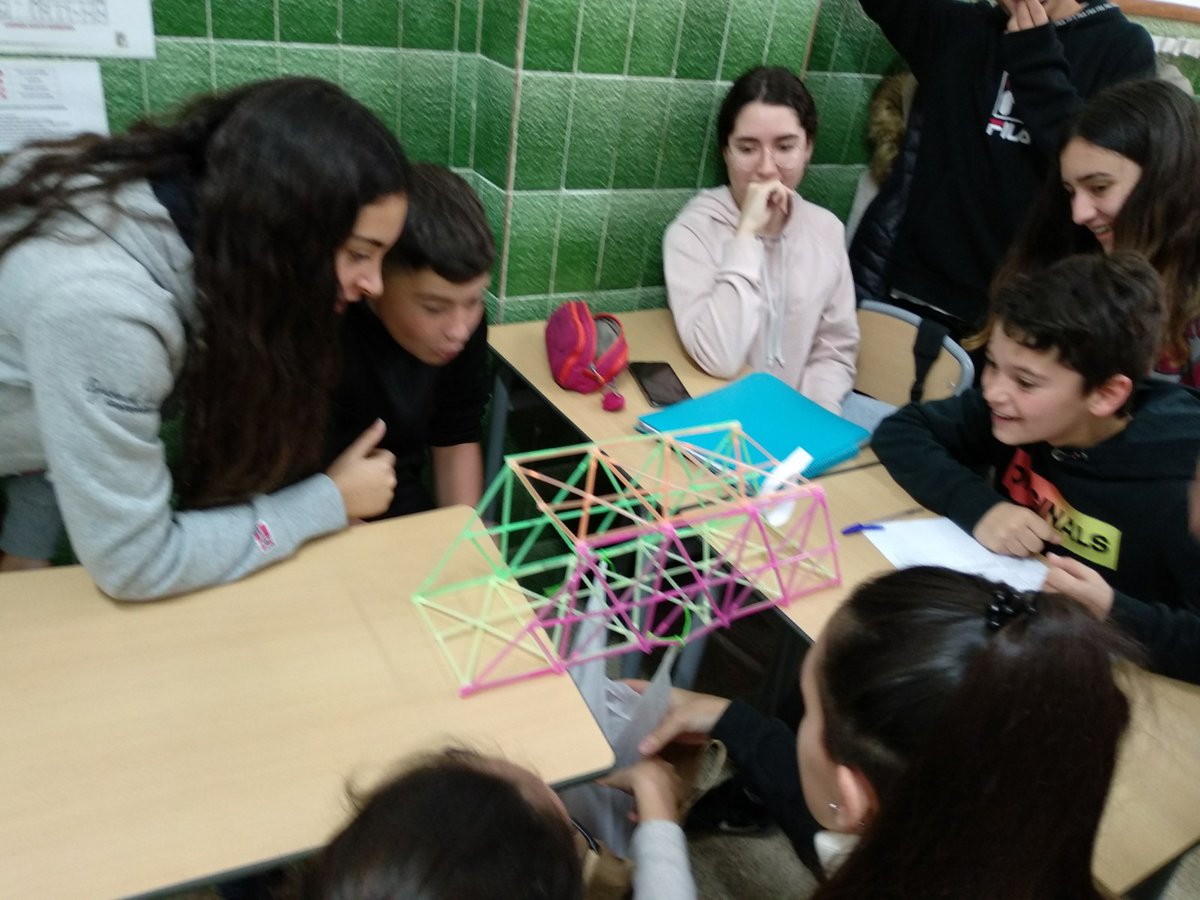 manyanetblanes's tweet image. Els alumnes de #Tecno de #3ESO ja han comprovat amb les proves d’esforç els kg que aguanten els ponts que han dissenyat i construït! #Estructures🌉🛠️📐 #JoSocManyanet #SomFamília