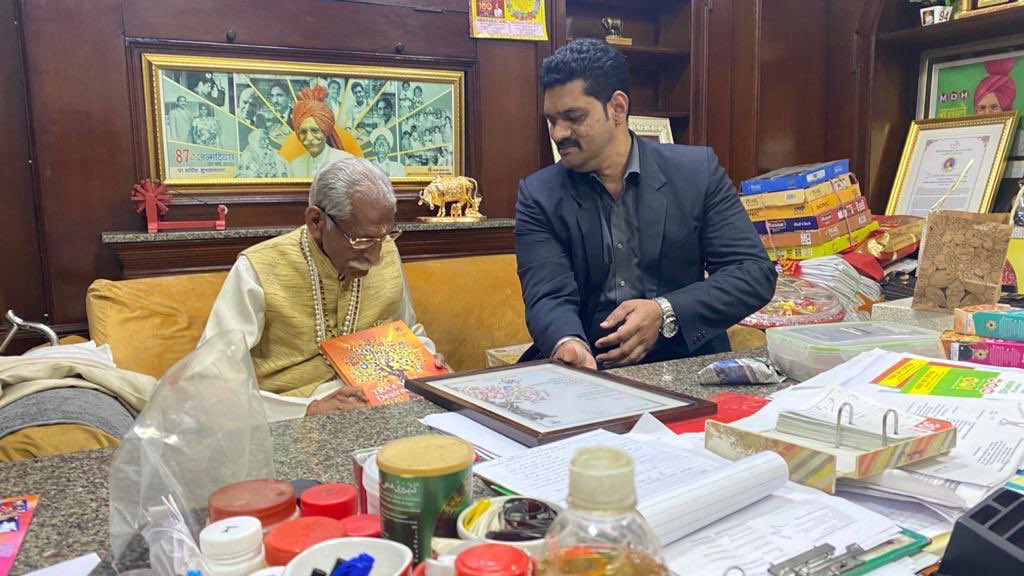 sachinbhosle13's tweet photo. Presenting the award to Padma Bhushan Shri Mahashay Dharampal Ji, Chairman, Mahashay Di Hatti (P) Ltd. Brand MDH has been listed as Most Desired Brand of India in the category of Spices in ‘India’s Most Desired Brand 2020 Report’
#Age97 #Inspiration #MDB2020 @TRA_Research https://t.co/RfMp8khnbR