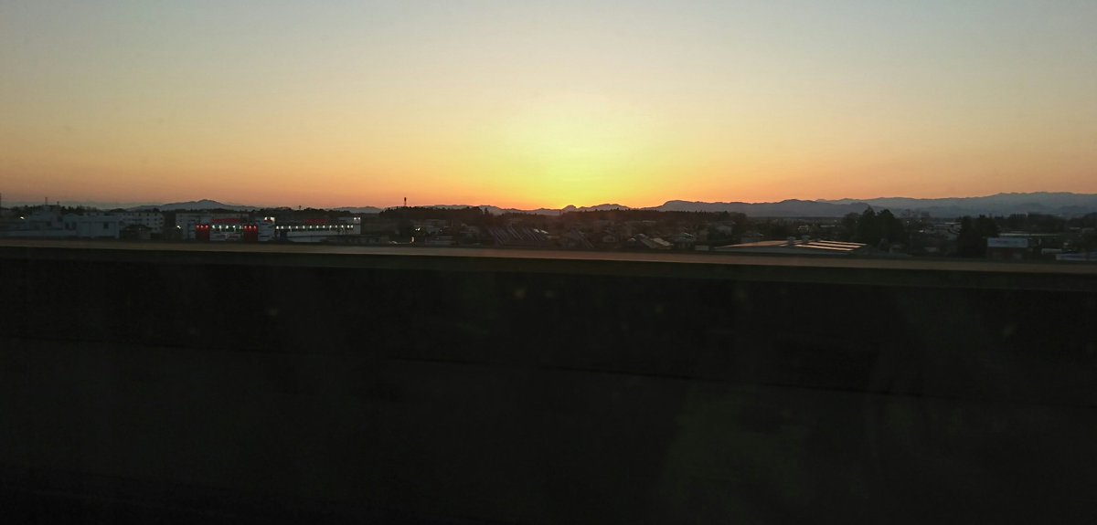 mariorimoto's tweet photo. 福島からの帰りの新幹線車窓から。夕陽がきれい。明日も晴れそう。 https://t.co/AODMIjYti8