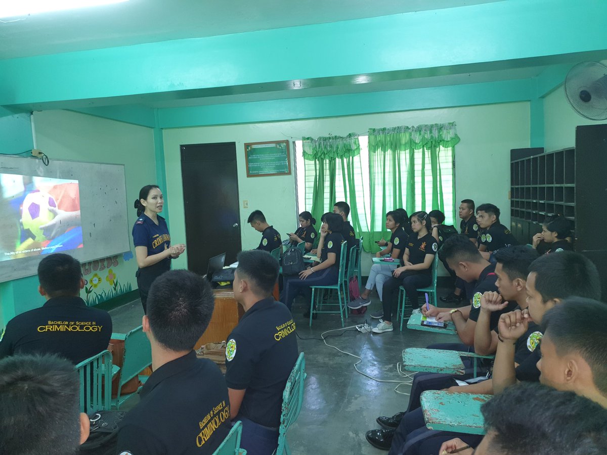 occlo58's tweet photo. March 6, 2020 10:00 AM PMAJ TANG, PCR Officer, Olongapo City CLO, conducted lecture about crime scene preservation and presented the AVP of the forensic services of Crime Laboratory to (30)  students of St Joseph College Olongapo.

#TeamPNP 
#WeServeandProtect 
#PNPKakampiMo https://t.co/J1WplqtgxR