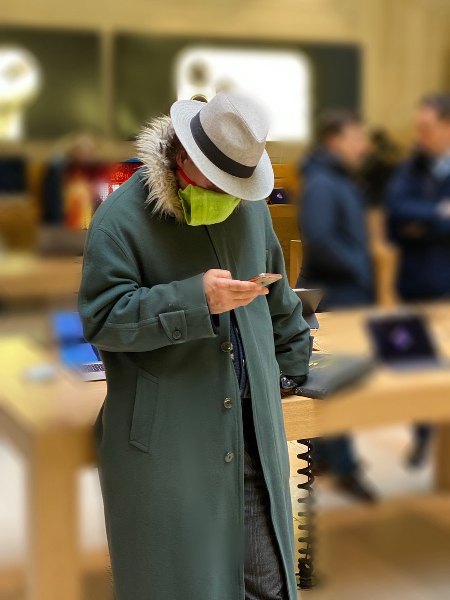 MediaOne_info's tweet photo. La bêtise humaine, utiliser un gant de toilette contre le #COVIDー19 😱 #coronavirus #COVID19fr https://t.co/mc1QwOJROc