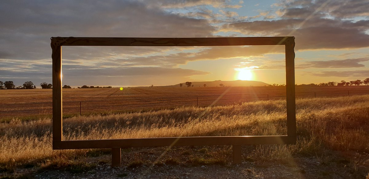 IamRebekahLowe's tweet photo. Framing the Wimmera. Sunset over Mount Arapiles. #nofilter #autumn #Wimmera #Natimuk https://t.co/INc7H9rA3N