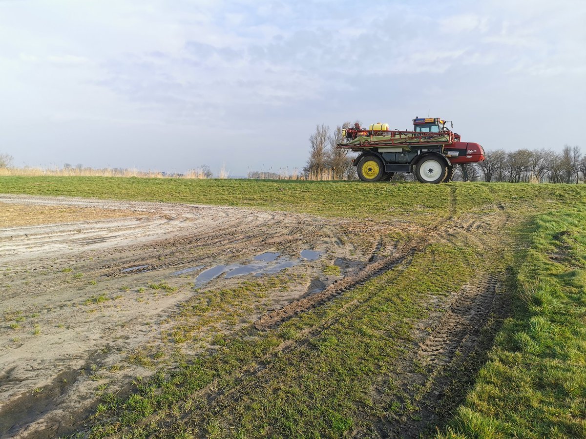 SvenHoogland's tweet photo. We zoeken het hoger op! 😁 #waterhalen #akker #hardi #deneus #mooiweer #agriculture https://t.co/XhQUVvgu6j