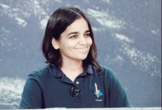 MeriRadhe's tweet image. अंतरिक्ष मे जाने वाली पहली भारतीय महिला कल्पना चावला!

जिनके जिंदगी की अंतिम यात्रा 2003 को अंतरिक्ष से वापस लौटते वक्त की थी!

अक्सर कल्पना कहा करती थी "मै अंतरिक्ष के लिए ही बनी हूं!" यह बात उनके लिए सच भी साबित हुई!

@narendramodi

#SheInspiresUs