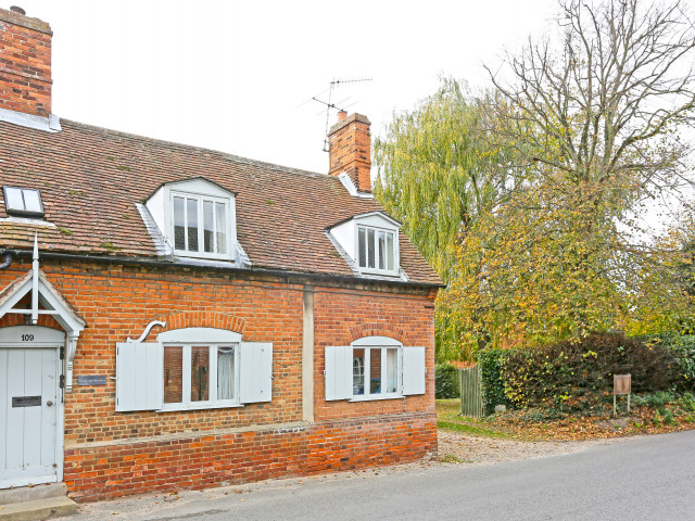 SuffolkCottHols's tweet photo. #PropertyOfTheWeek 🏡 Situated in the centre of the picturesque village of #Orford, 109 Front Street has been lovingly extended for parties of up to 8. The property has a quiet feel whilst only being a short walk from the village centre: https://t.co/fhO42gwbeI #Suffolk #Holiday https://t.co/yaxdEs5FQF