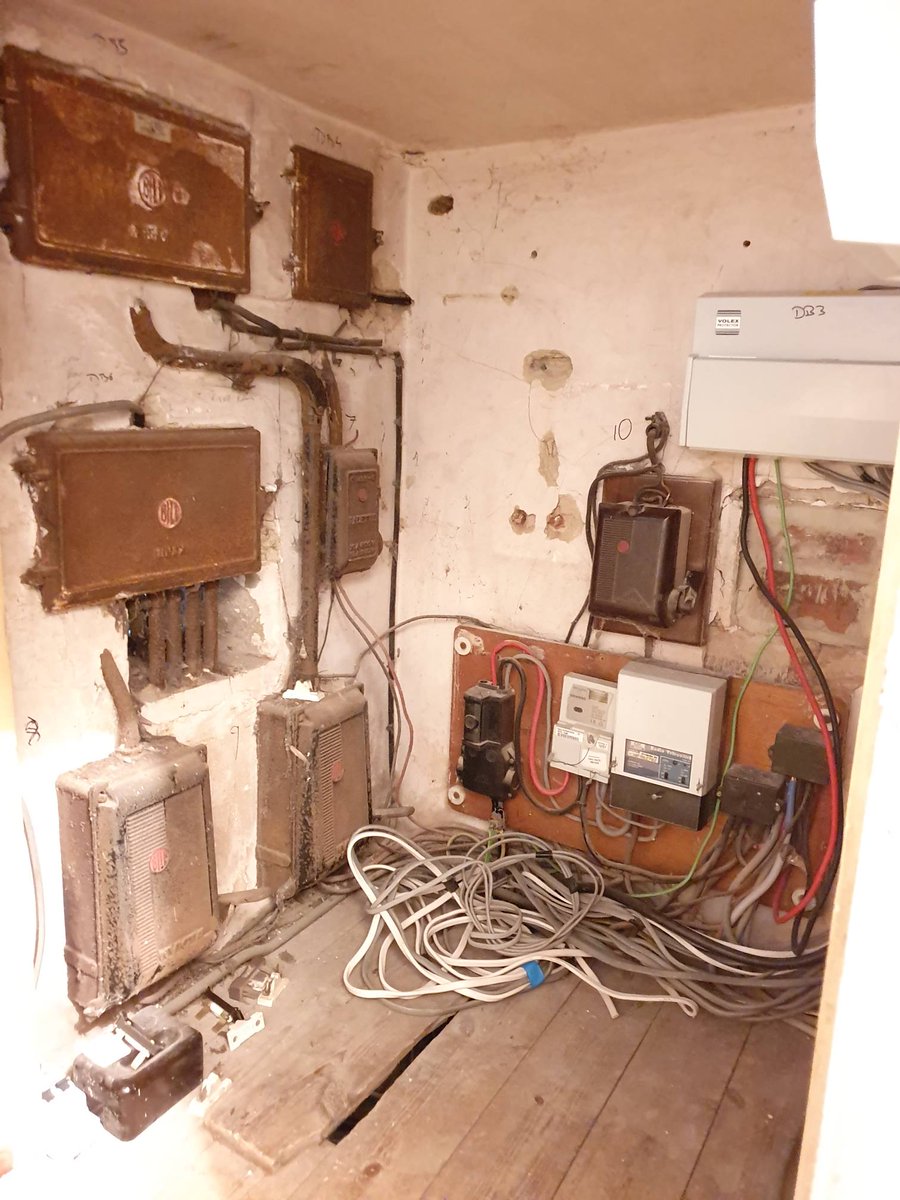 MT_Electrical's tweet photo. Arrived to this job at someone's property which required a full electrical check before sale. Not sure where to start.......
#Electrical #ElectricalTesting #Home #Testing #BurtonOnTrent #Staffordshire https://t.co/YqL6wQVBg9