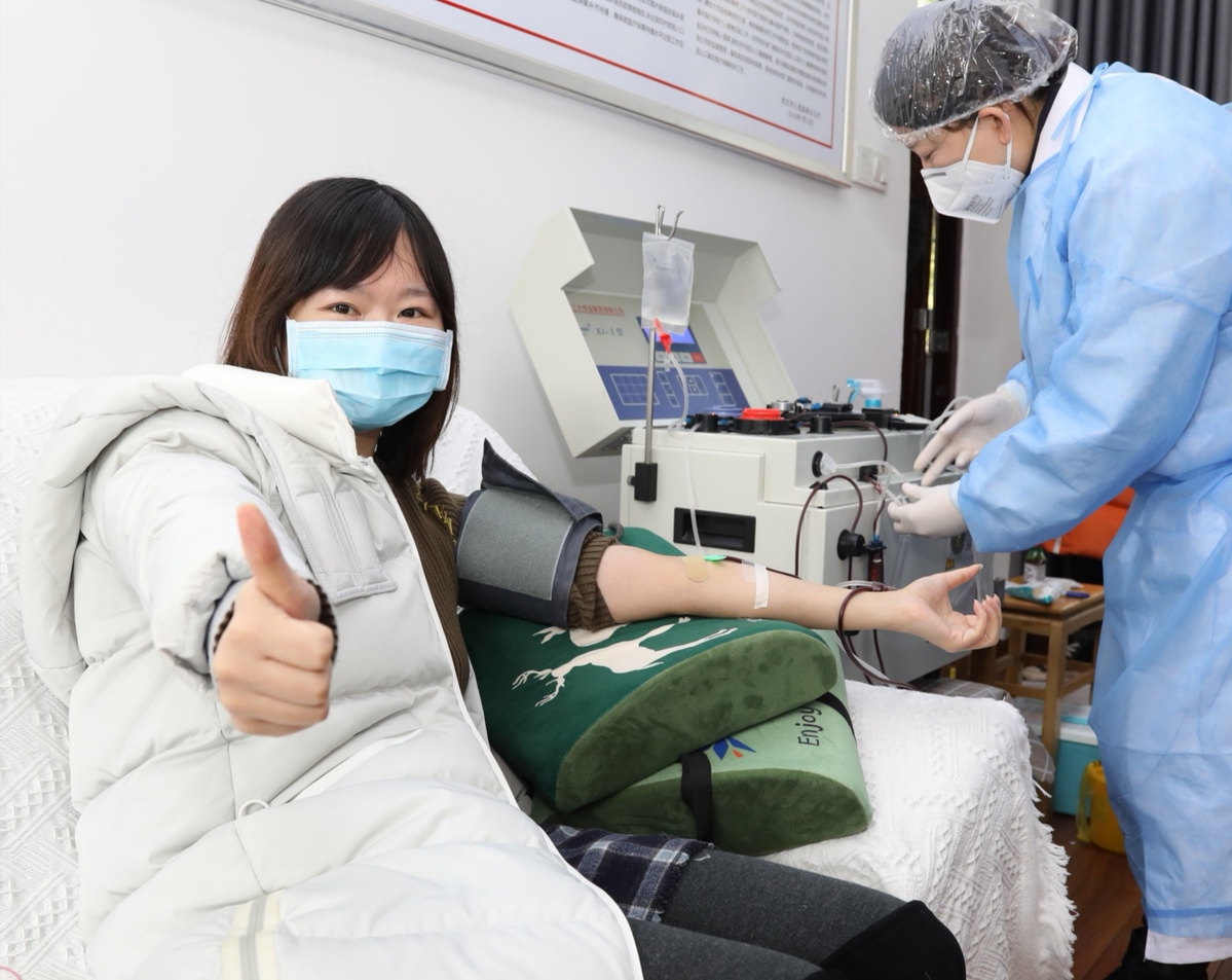 ChinaDaily's tweet photo. 919 patients cured of the novel #coronavirus pneumonia had donated their blood plasma - about 294,450 milliliters for research and treatment by Thursday, said Zhou Qi, deputy secretary-general of the Chinese Academy of Sciences, on Friday. #COVID19  #EverydayHero https://t.co/09xlzkyoly