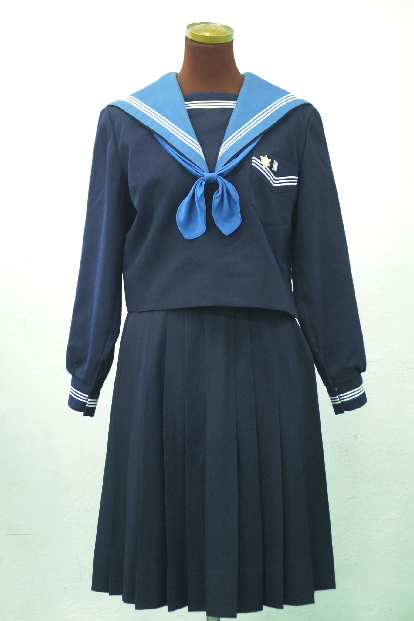 銀河51号 ステージ４ 大阪府立清水谷高校 冬服 左の写真は普段の姿 右は式典時のコーデ 現役時 式典と言ってもそんなに数多くなかったので 右のスタイルになった女子はさらに大人に見えました 男子はいつもアホガキでした