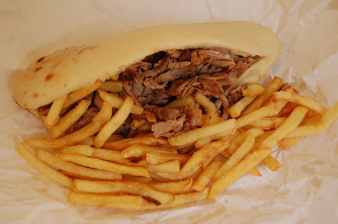 le_gorafi's tweet photo. #Covid19 L'OMS confirme qu'un bon gros kebab sauce samouraï est une protection efficace contre le coronavirus https://t.co/xmas8n6p4J https://t.co/GuAiwKfg0i