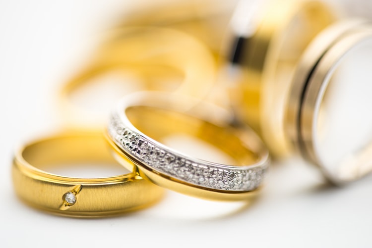 Why Gold Rings Make Excellent Wedding Rings // thestylebouquet.com/2020/03/05/why… #auratenyc #goldrings #weddingrings
