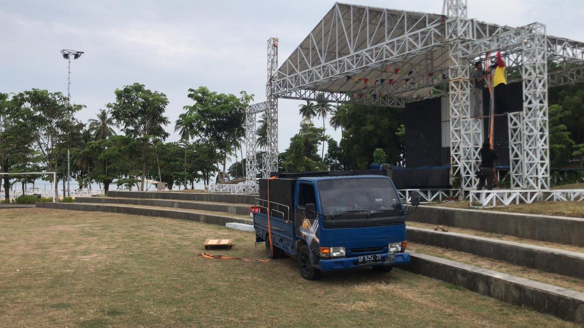 VikingBatam's tweet photo. Persiapan stage acara one decade Viking Batam di pantai nuvasa hari sabtu besok, hayu ah di jogedkeun 🕺
#OnedecadeVB https://t.co/ySN6aqABvA
