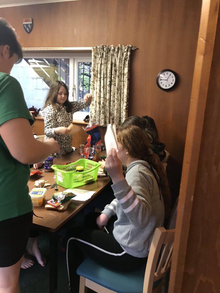 MinBick's tweet photo. Final making of packed lunches :) https://t.co/mXKHBxLWbj