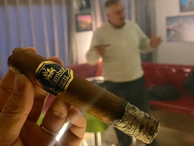 Probando los nuevos @alfambracigars .... muy sorprendentes y ese pelo de oro ayuda mucho!!! Enhorabuena. 
#clubmomentohumo#alfambra#alfambracigars#cigar#cigars#review#night#cata#smoke#pelodeoro#nice#new ift.tt/2VN8j6K