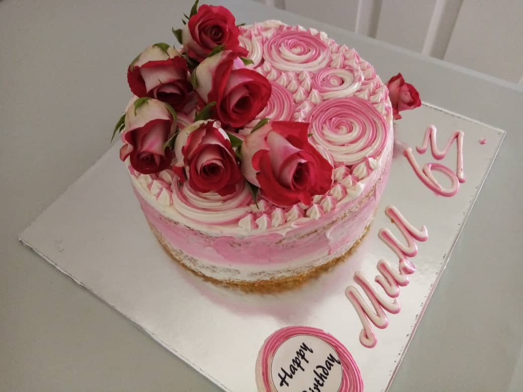 hennymaps's tweet photo. 🕺💃 It's Friday and the weekend is here! get a 👇

•cake🎂, prices start at ONLY P350
•cupcake, prices are P100 for 7 and P200 for 12

#SupportBW🇧🇼Business

Enquire or order via call/whatsApp📱+267 72 11 6385. Instagram and Twitter @cakemanbw or CakeMan on Facebook. https://t.co/XJAtyyLD3Q