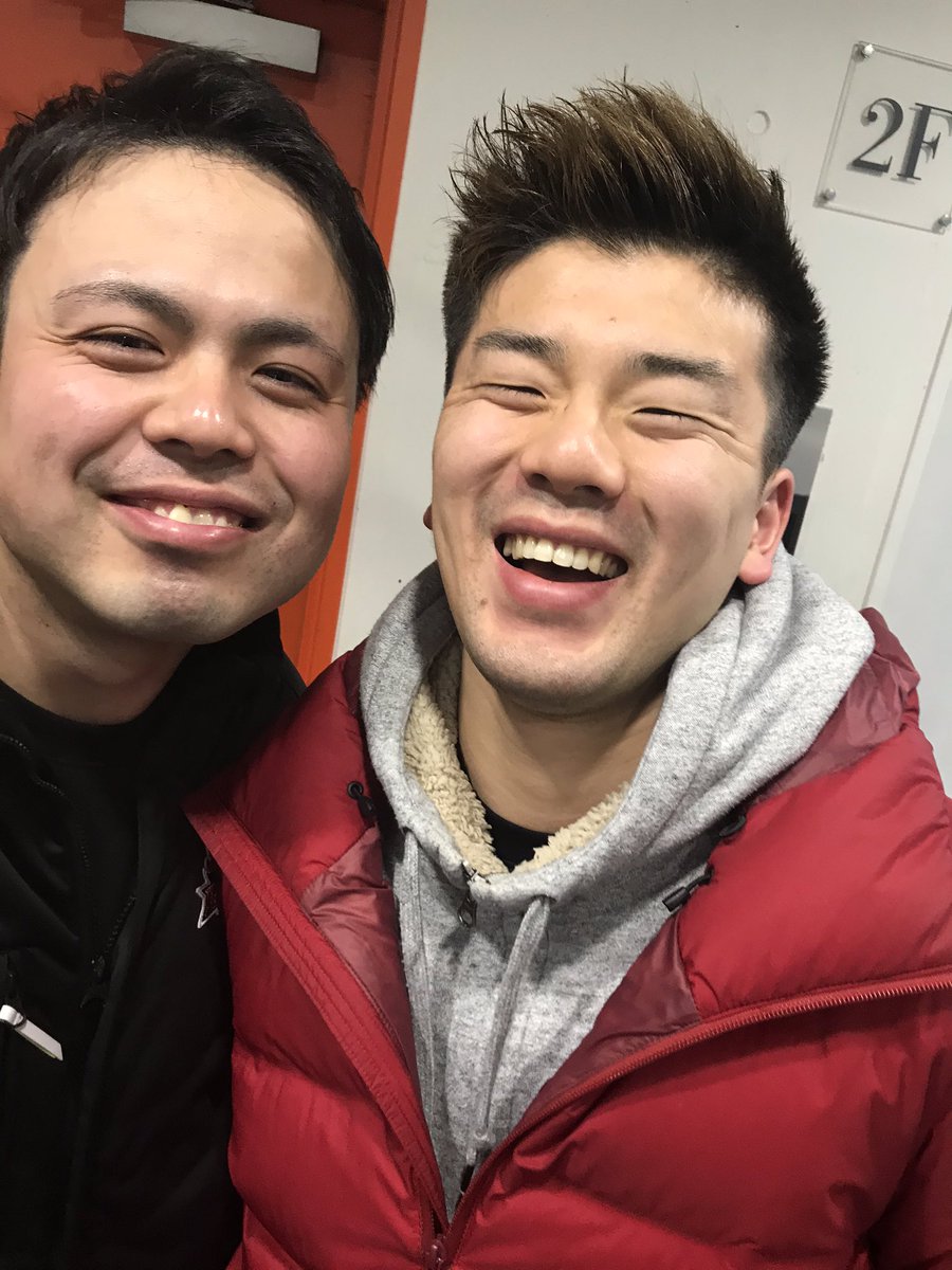 hanayabooster's tweet photo. 中野広大選手ご来店〜🏀
今日はスッキリカットです！
麻婆豆腐丼の作り方教えてもらいました🌶
一緒にご来店のチームトレーナーの福田亮さんと仲良しツーショット📷
#花耶はカットで岩手ビッグブルズを応援しています
#中野広大
#福田亮
#二人ともリクエストに応えてくれた https://t.co/tIDLGXa0il