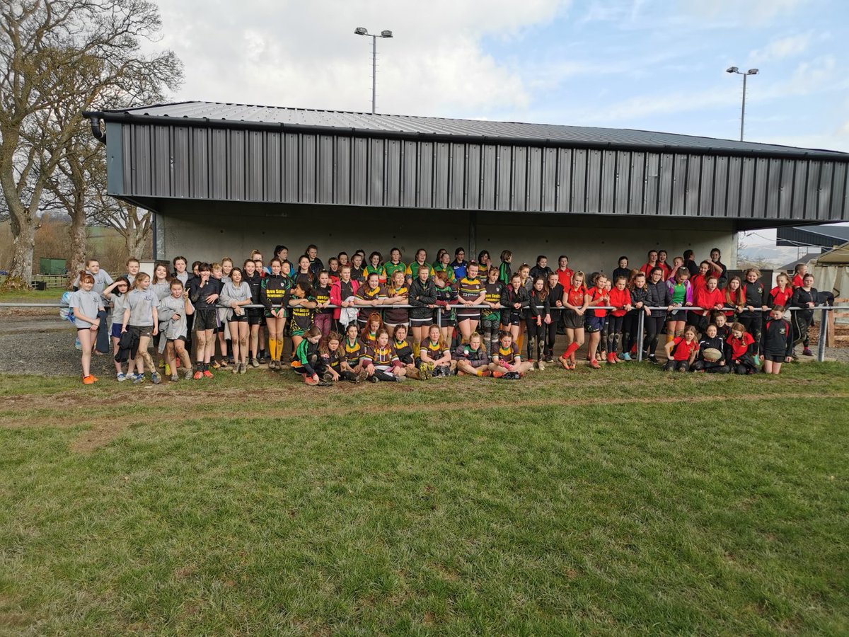 AGHyddgenPE's tweet photo. Profiad da i griw o ferched blwyddyn 7 ac 8 ddoe yn Ngwyl Rygbi yng Llanidloes!🏉Great experience for the year 7 and 8 girls yesterday in the Introduction to Rugby Festival in Llanidloes!⭐️Thank you @AdPriceRugby @TheCyflePE @hub_rugby @Daihiggs for a great day! #RookieRugby https://t.co/VTvBS1NECk