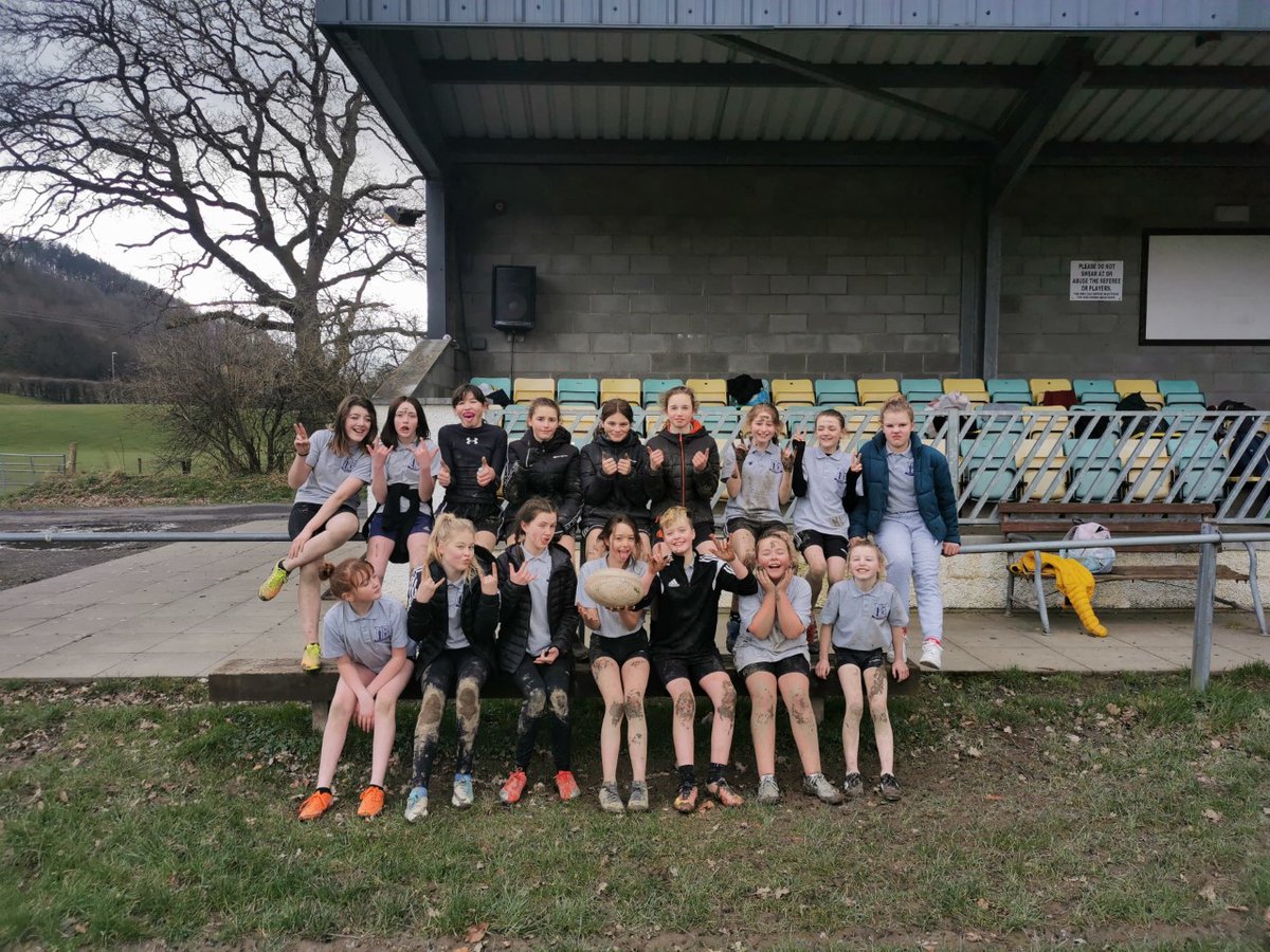AGHyddgenPE's tweet photo. Profiad da i griw o ferched blwyddyn 7 ac 8 ddoe yn Ngwyl Rygbi yng Llanidloes!🏉Great experience for the year 7 and 8 girls yesterday in the Introduction to Rugby Festival in Llanidloes!⭐️Thank you @AdPriceRugby @TheCyflePE @hub_rugby @Daihiggs for a great day! #RookieRugby https://t.co/VTvBS1NECk