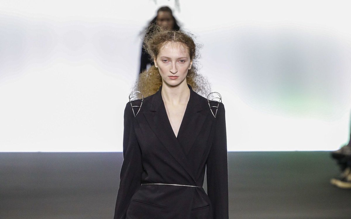 #AnnDemeulemeester Fall Winter 2020 Women’s Collection #FW20 #PFW 
theskinnybeep.com/2020/03/ann-de…