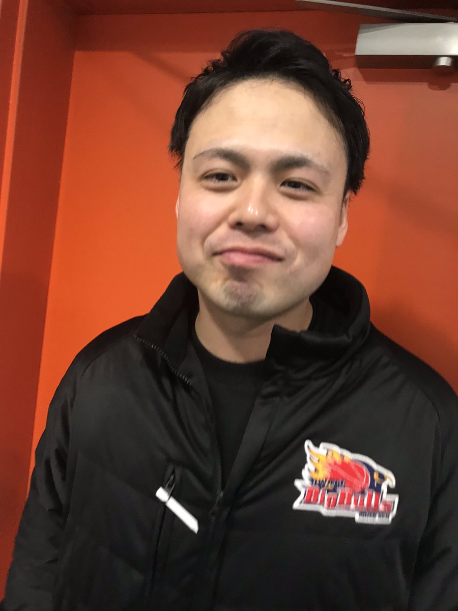 hanayabooster's tweet photo. チームトレーナー福田亮さんご来店〜🏀
カットでスッキリ男前〜❣️
だいぶカメラ近くてすみません。
関西弁がステキです！
#花耶はカットで岩手ビッグブルズを応援しています
#福田亮
#中野広大
#2人の笑顔最高
#笑顔で免疫力アップ https://t.co/CFkR64t9Ww