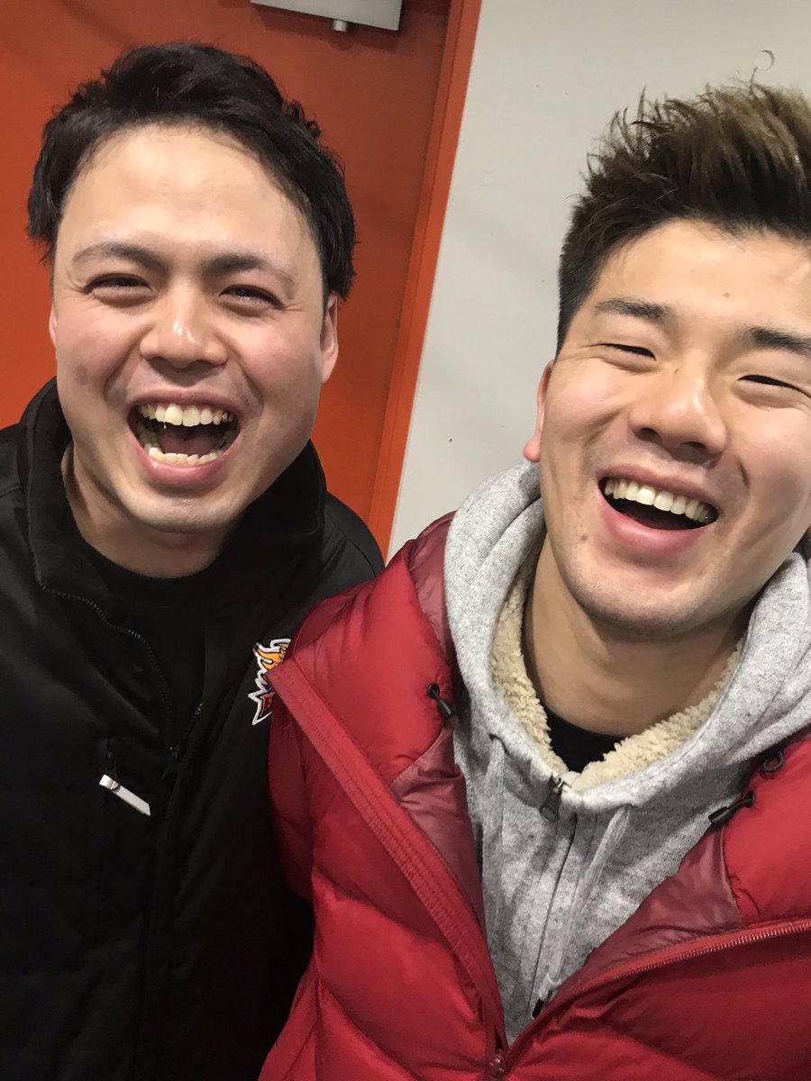 hanayabooster's tweet photo. チームトレーナー福田亮さんご来店〜🏀
カットでスッキリ男前〜❣️
だいぶカメラ近くてすみません。
関西弁がステキです！
#花耶はカットで岩手ビッグブルズを応援しています
#福田亮
#中野広大
#2人の笑顔最高
#笑顔で免疫力アップ https://t.co/CFkR64t9Ww