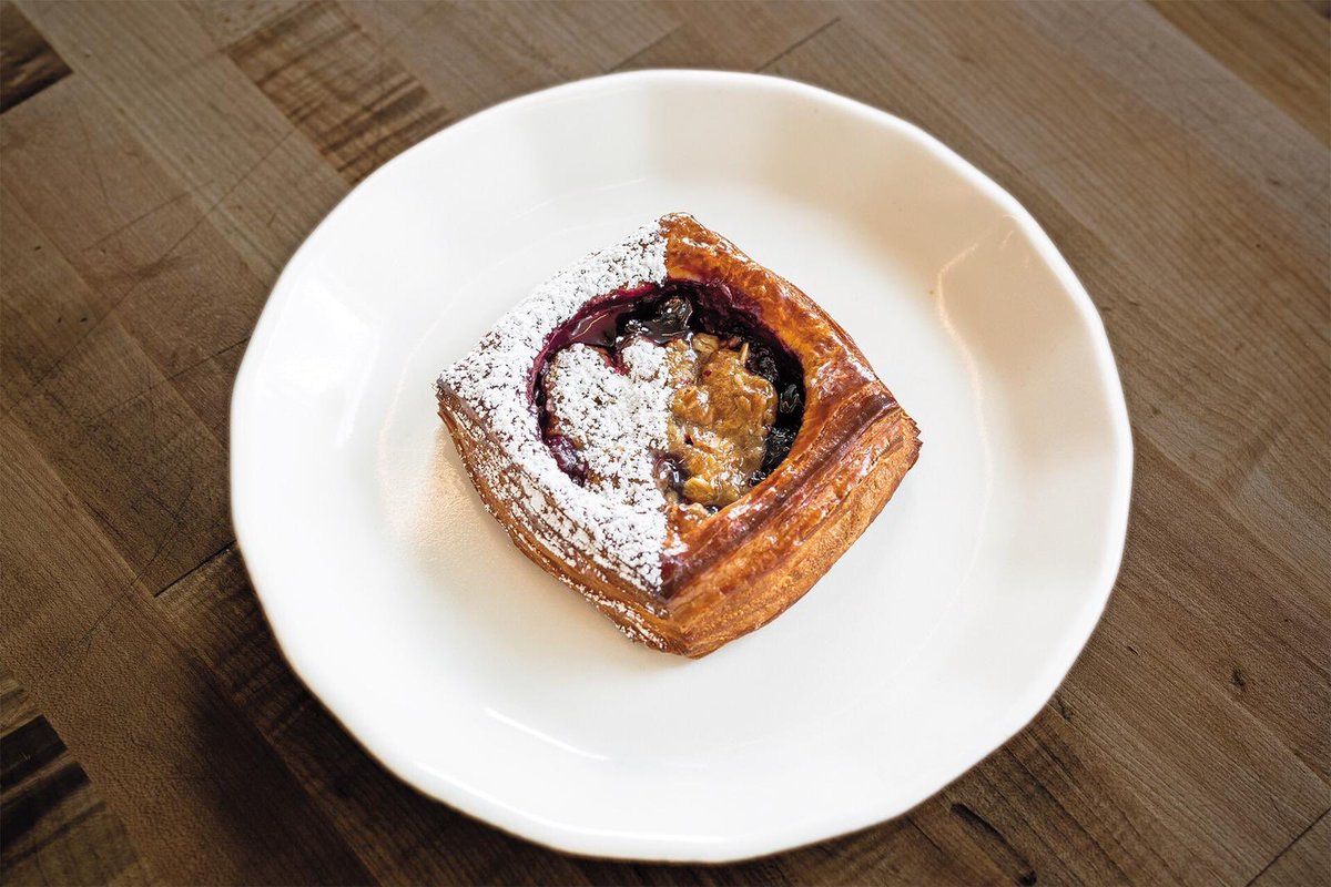 PastryRev's tweet photo. PãstryRevolution 3⃣1️⃣
🇺🇸@Ibisbakery es @PastryRev
Chris Matsch es especialista en masas hojaldradas artesanas y autor de las 7 piezas que encontraréis en este número. Todas ellas parten de la masa madre, el poolish y el laminado.
📚Ejemplares de #PR31: https://t.co/j2IeRqLiXY https://t.co/AsHTWf5k86