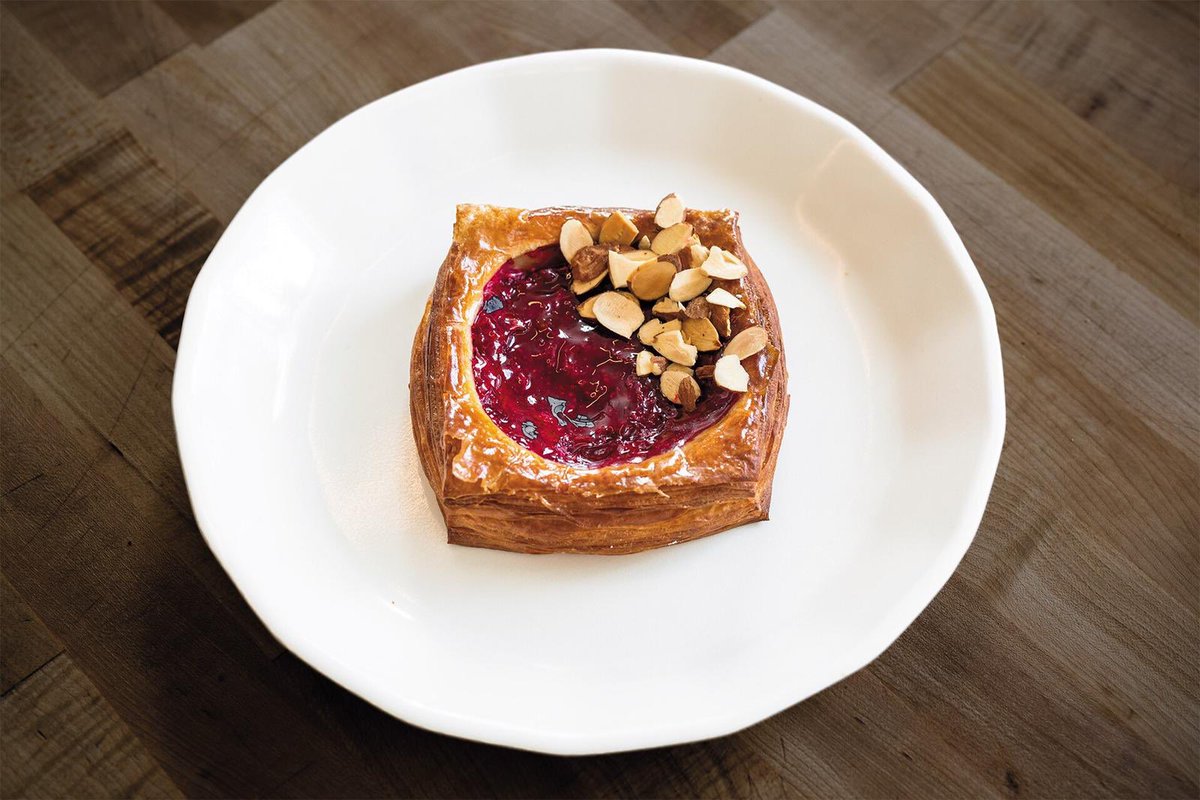 PastryRev's tweet photo. PãstryRevolution 3⃣1️⃣
🇺🇸@Ibisbakery es @PastryRev
Chris Matsch es especialista en masas hojaldradas artesanas y autor de las 7 piezas que encontraréis en este número. Todas ellas parten de la masa madre, el poolish y el laminado.
📚Ejemplares de #PR31: https://t.co/j2IeRqLiXY https://t.co/AsHTWf5k86