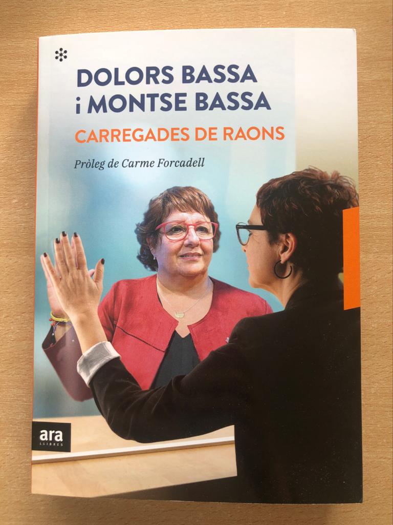 dolorsbassac's tweet photo. Avui és un dia especial perquè es posa a la venda el llibre "Carregades de raons" que he escrit amb la meva germana @BassaMontse.
El nostre testimoni sobre la presó, amb veu de dona, escrit des del cor i amb sinceritat. 
Seguim fortes, seguim lluitant. Una abraçada groga i lila! https://t.co/BWOKQldwWP