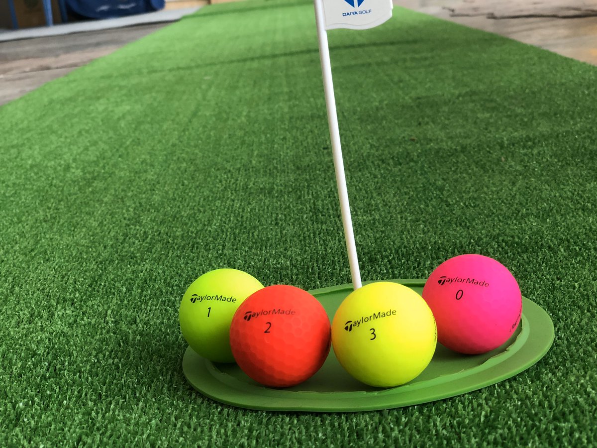 Johnny 上西達彦 新聞屋 ゴルフ 今年はこのゴルフボール を使う テーラーメイド マットシリーズ 1個税込2円 1個から買える 唯一のボール 昨年は違うメーカーの マットレッド ツヤなしの赤 今年は4色上手く使う 見つけやすい色で無くさ