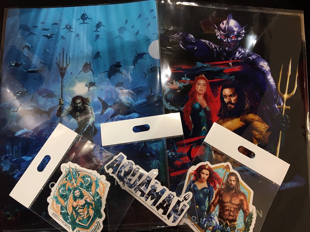 Prime 1 Studio プライムワンスタジオ No Twitter ショップ情報 只今開催中イベント Prime1studio Dc Comics Movies Special Gallery に伴い店頭には数々のdcスーパーヒーローグッズを販売中 こちらは単独映画版アクアマンのクリアファイルにステッカー各種
