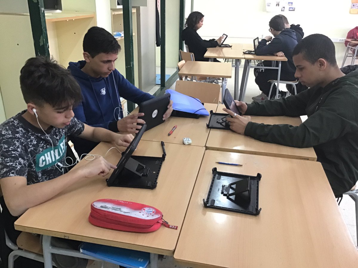 PerdidosDos's tweet photo. Hoy en matemáticas hemos terminado de grabar y hemos juntado los videos en un mismo imovie #5EI #matemáticas @AndreaProfMates ✨🤩 https://t.co/AVHOPwhgB4