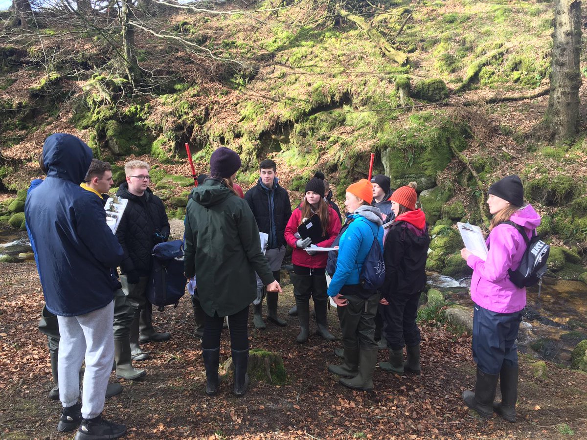 Obair allamuigh na hardteiste idir lámha ag bliain a cúig san ionad oideachais i #Kippure / Bl5 working hard for their LC projects with the help of the Education Centre in <a href="/KippureEstate/">Kippure Estate, Co. Wicklow, Ireland</a>