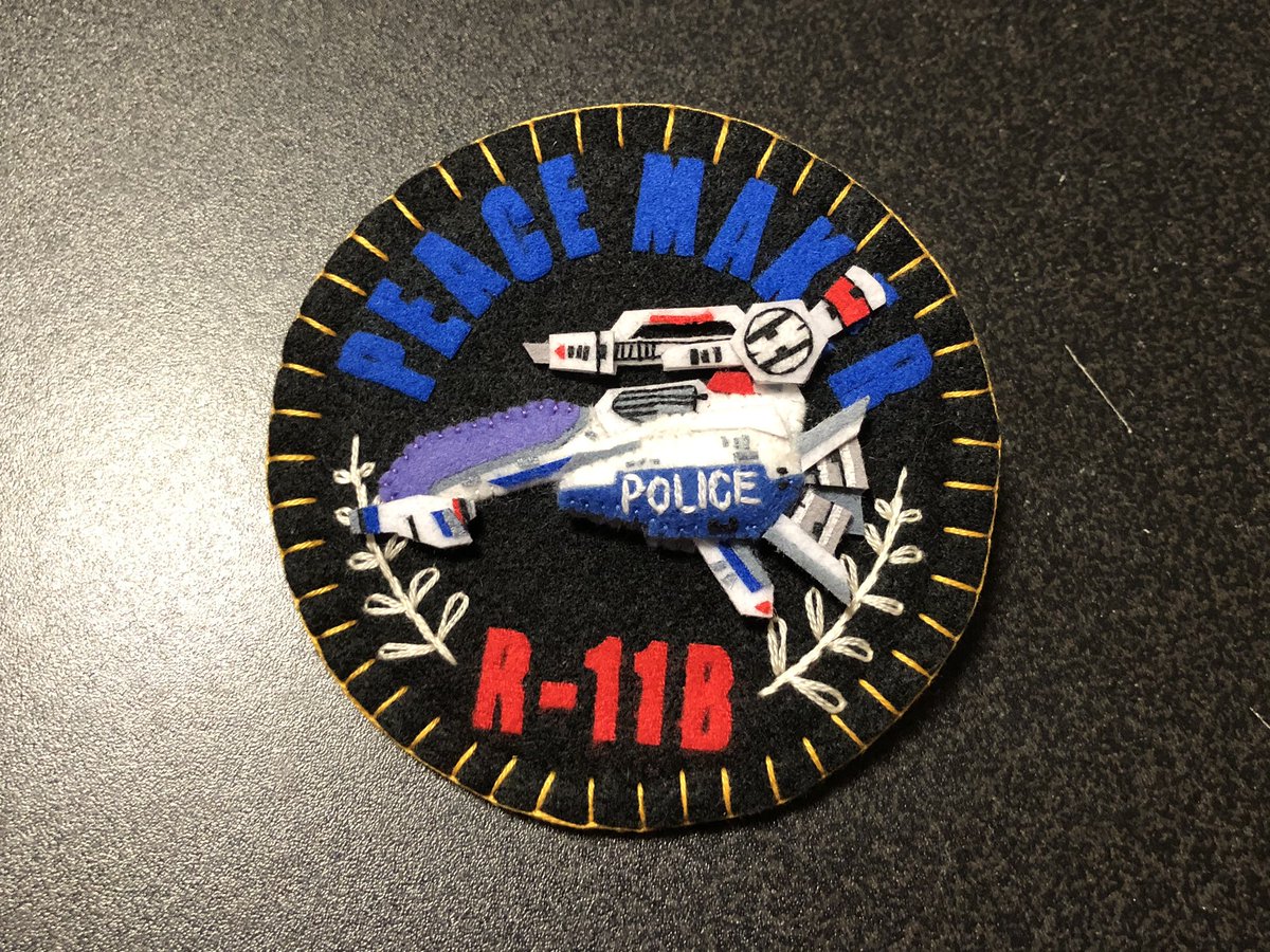 もめん R 11bピースメーカーエンブレムバッヂ完成でーす 今回もpoliceの刺繍を頑張りました 相変わらず フェルトに文字の刺繍は生地が沈み込むから難しい 今回は胴体部分を今までより1枚多く重ねてみました 胴体の丸っと感がアップしてグンバツ