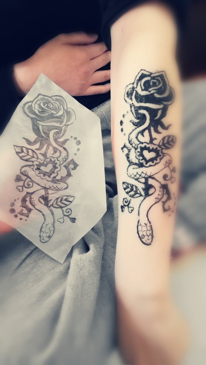 友達に頼まれて消えるタトゥーのデザインしてきた。友達の好きなもの詰め込んできた??黒薔薇と白蛇のデザイン 