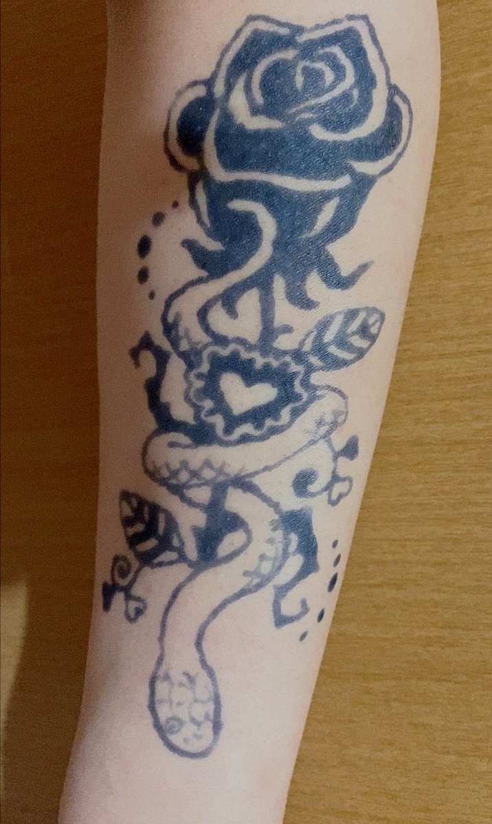 友達に頼まれて消えるタトゥーのデザインしてきた。友達の好きなもの詰め込んできた??黒薔薇と白蛇のデザイン 