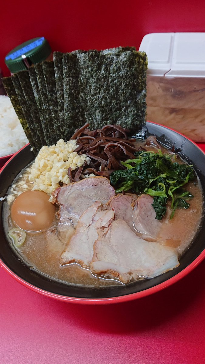 Yokohama619's tweet photo. 今日も食べてきました勝鬨家！
煮干油が今週までなので煮干油でトッピングはいつもの通り(^^)
#勝鬨家
#横浜
#家系ラーメン
#海苔増し
#キクラゲ
#クラッシュにんにく https://t.co/ET05nGB4lR