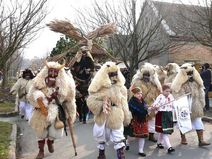 VineyardKapolna's tweet photo. #videoHUN #HungaryGuide:
#Hungary Says Goodbye To Winter With Bizarre Costume Festival #BusóFestival 🇭🇺👹
➡️ #Busójárás #Mohács #festival #pagan
#carnival #farsang
Read more
https://t.co/oGfHYCbBx9
Video
https://t.co/eq71RRbxgL
Pictures
https://t.co/0jxCdEqHD0