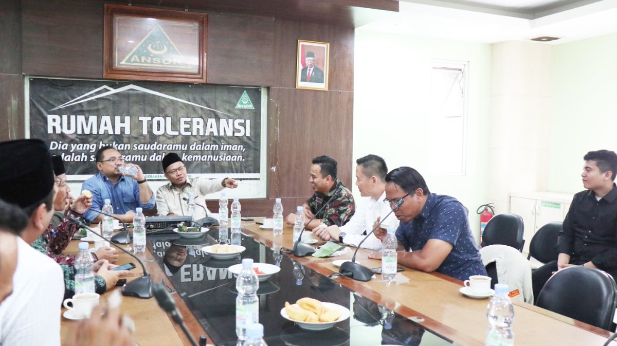 Ansor Dan Pemuda Muhammadiyah Tak Ada Masalah.
Hari ini, Pengurus Pimpinan Pusat Pemuda Muhammadiyah bersilaturahmi ke kantor pusat GP Ansor. Bersama jajaran pengurus, Sunanto/akrab dipanggil Cak Nanto berdialog santai dgn Ketua Umum GP Ansor Gus Chalil Yaqut beserta jajarannya.