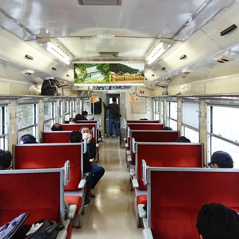 KPP_JL061's tweet photo. 【只見線】会津川口駅
#只見線 #会津川口駅 15:31発 #430d に乗車。👈 意外に多少混雑している‼️
>> #スーパーロングシート 2両編成だと、どうする。👈 choice☺️
>> 小出側の気動車は、キハ40 が継続使用。
#ありがとうキハ40
#kpp
#キハ40
#キハ402026
#ダイヤ改正
#只見線キハ40ラストラン https://t.co/SWJuQfuZQp