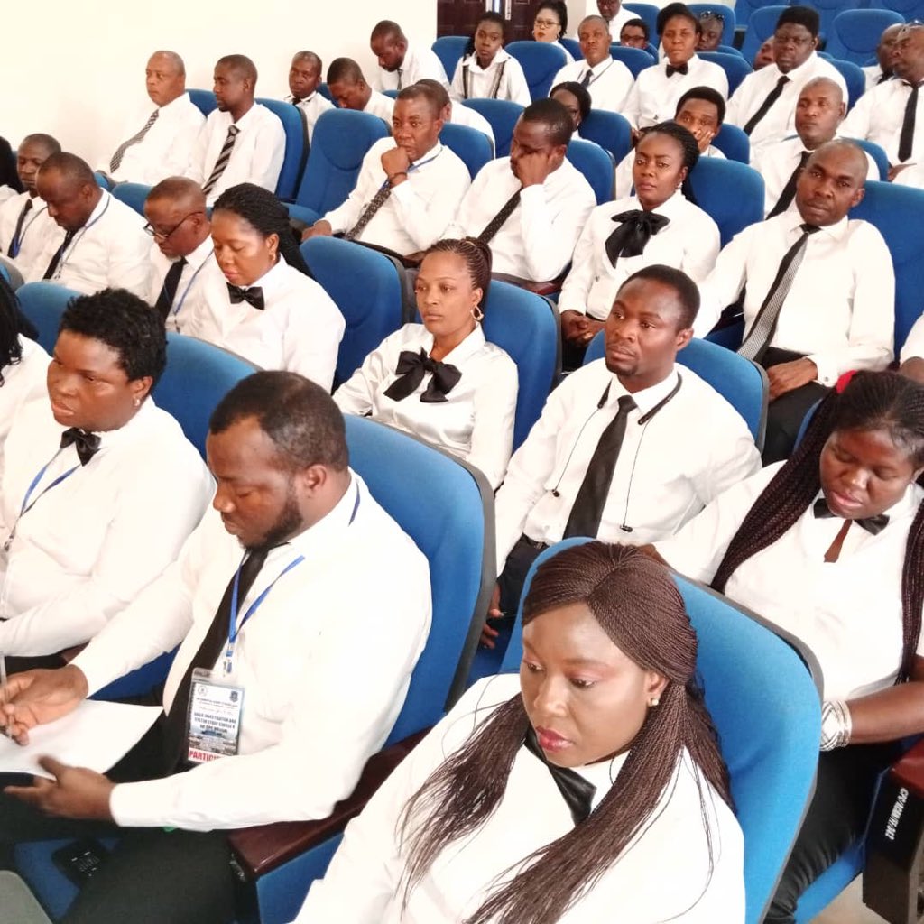 icpcnigeria's tweet photo. Another Batch of ICPC Operatives completes Investigation &amp; System Studies Training.
#DoTheRightThing #IntegrityPays https://t.co/TkG2NlZqTa