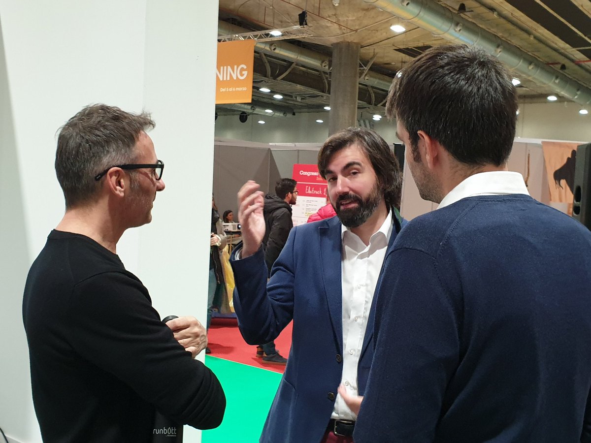 miranosyunete's tweet photo. Comienzan las experiencias que os trae @miranosyunete hoy en @ifemaferiademadrid al #CongresoRed2020 #MYURED2020 #Interdidac2020
Una experiencia de #EducacionDeBarrio con @xavierverdaguer en #eduplaza https://t.co/NRsczfGMeZ